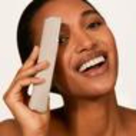 Dermaflash LUXE+ Advanced Sonic Dermaplaning & Peach Fuzz Removal Set - Picture 3 of 5